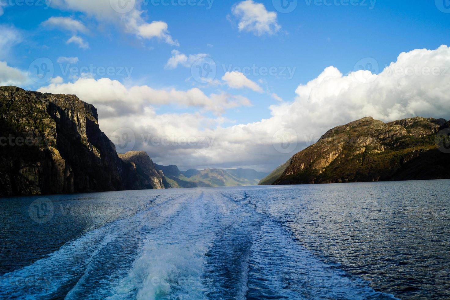 avec un bateau de croisière dans les fjords de norvège photo