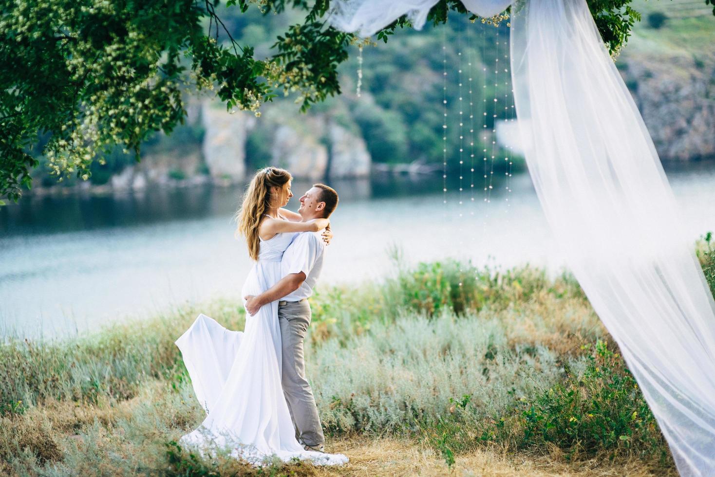 jeune couple, une fille et un gars marchent dans le domaine photo