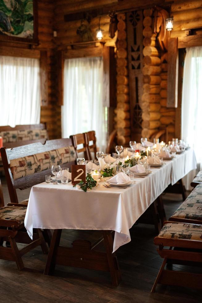 salle de banquet pour mariages avec éléments décoratifs photo