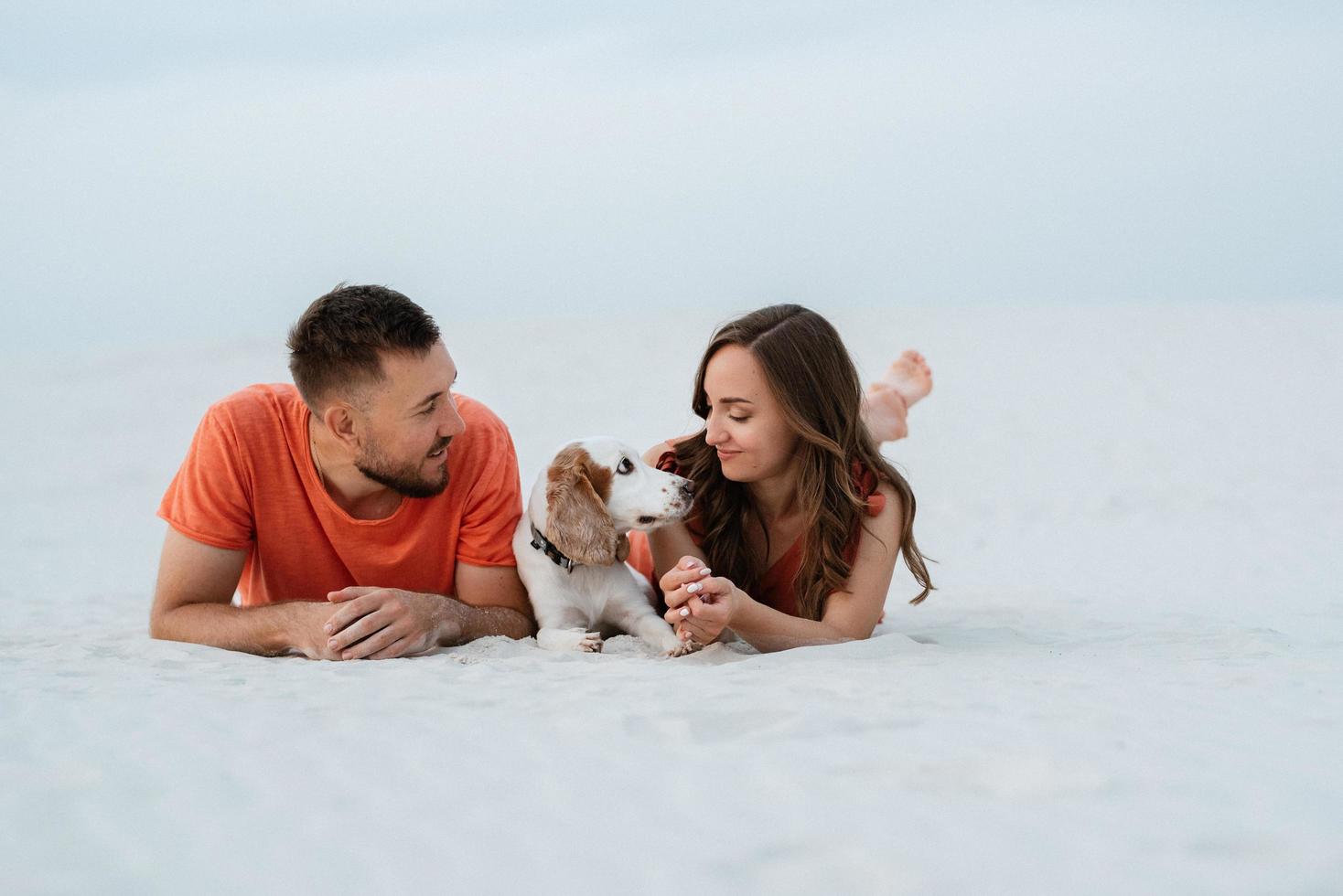 jeune couple en vêtements orange avec chien photo