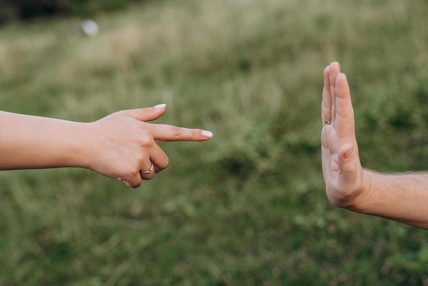 schéma de poignée de main et de distanciation en psychologie et science du corps photo