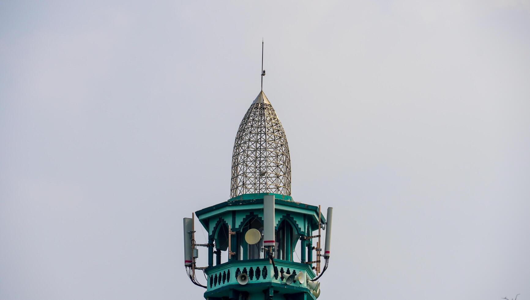 le sommet d'un minaret de mosquée avec un type d'architecture traditionnelle indonésienne. le minaret a des haut-parleurs comme un haut-parleur d'appel à la prière. photo