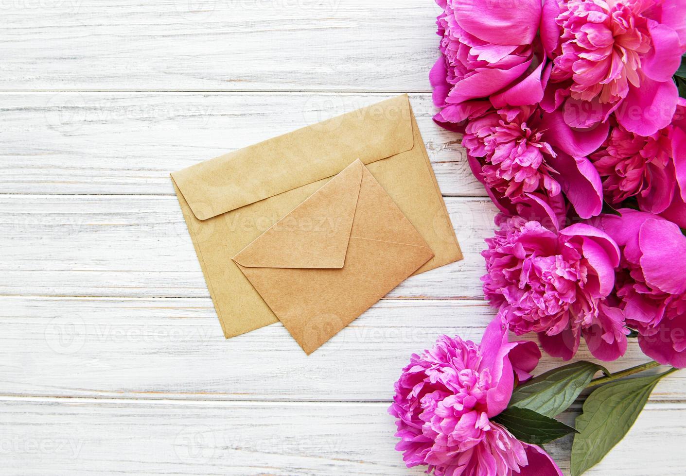 enveloppes avec des pivoines roses photo