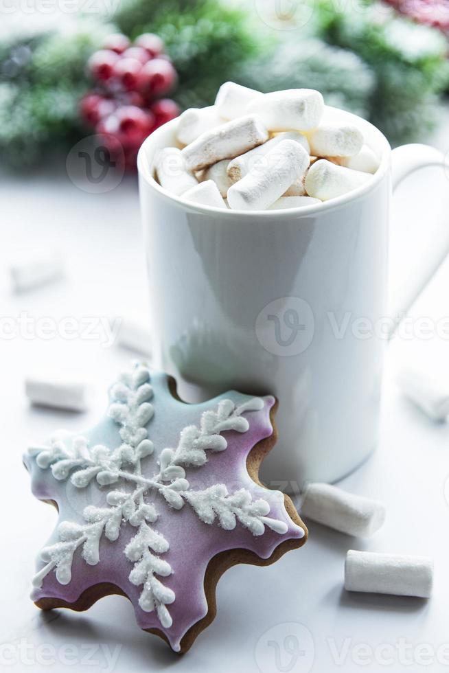 cacao de noël, biscuits au pain d'épice et décorations. photo