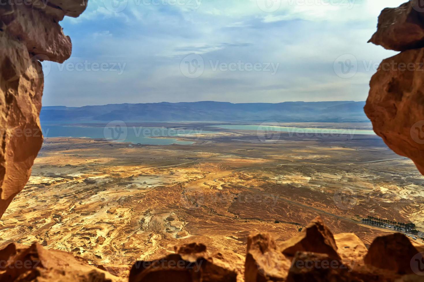 photo de vue sur la mer morte d'une hauteur de massada