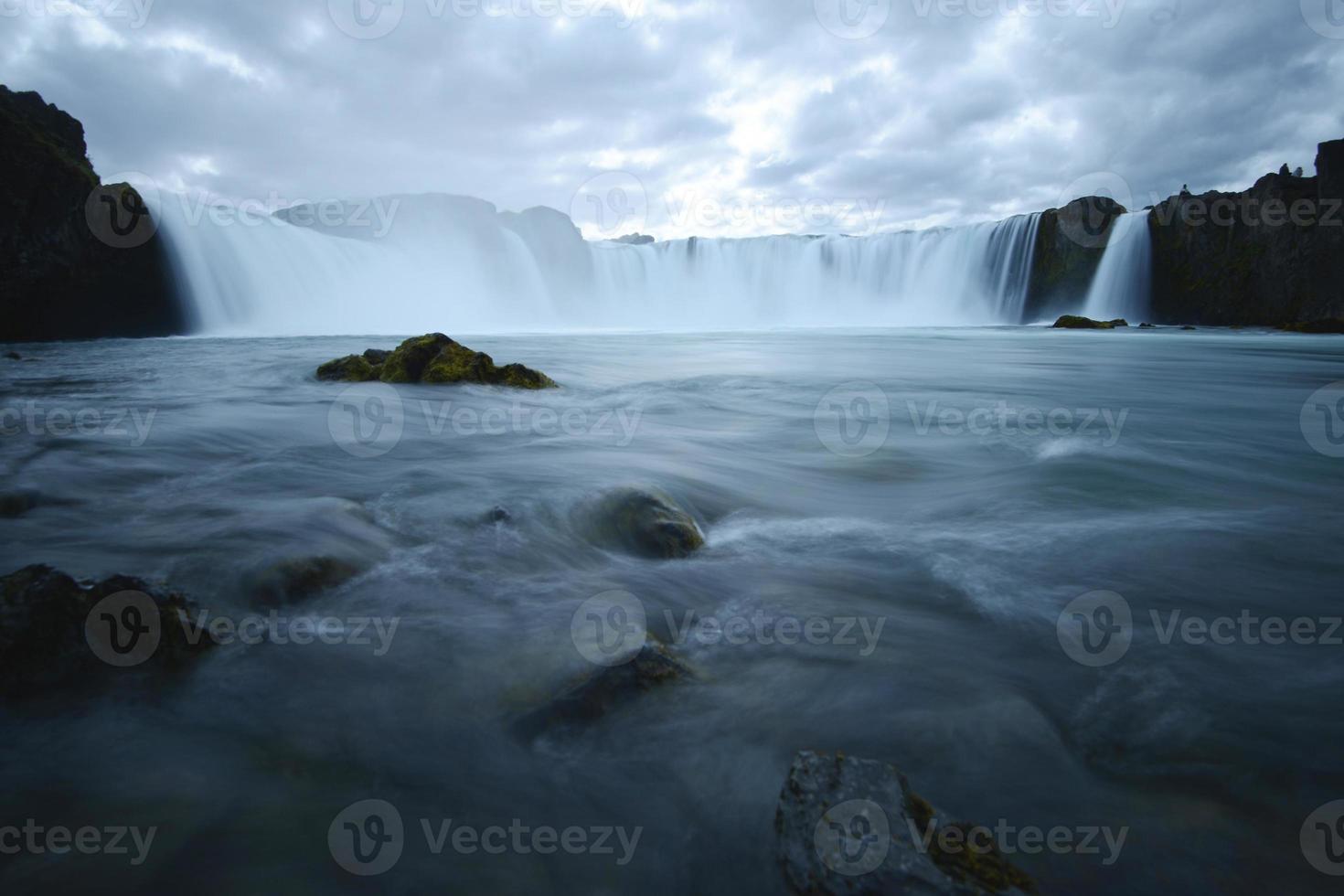 cascade de godafoss en été islande photo