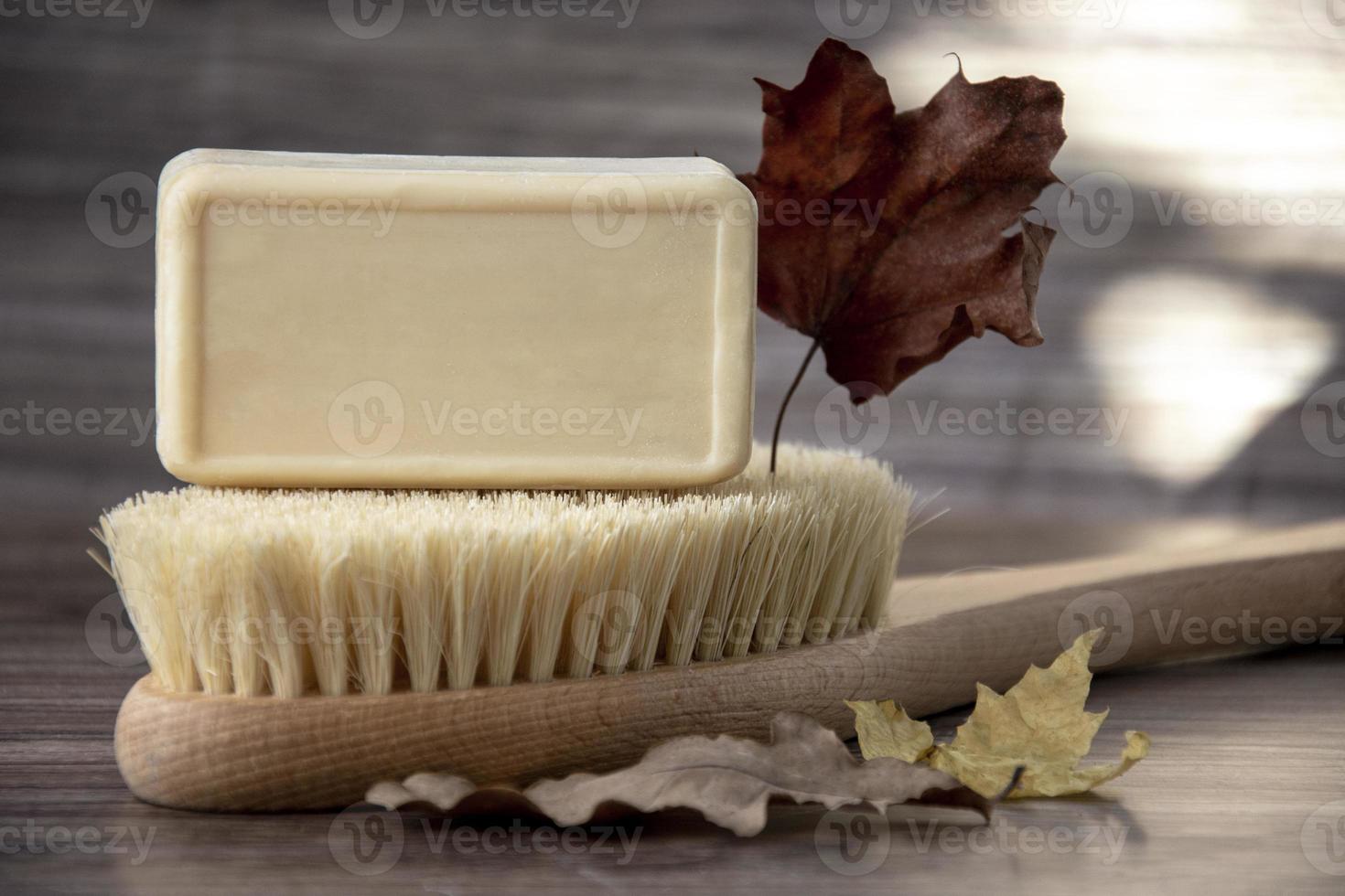 savon pour le corps et brosse. accessoires de bain, vue de dessus. concept de soins corporels quotidiens, produits de bain biologiques. photo