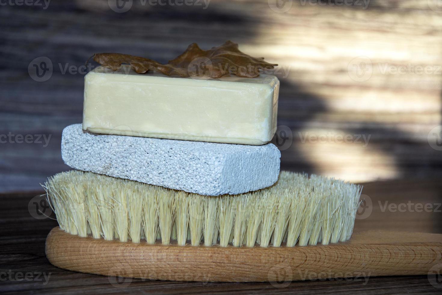 accessoires de bain, vue de dessus. savon, pierre ponce et brosse pour le corps. le concept de soins corporels quotidiens, produits de bain. cures thermales. photo