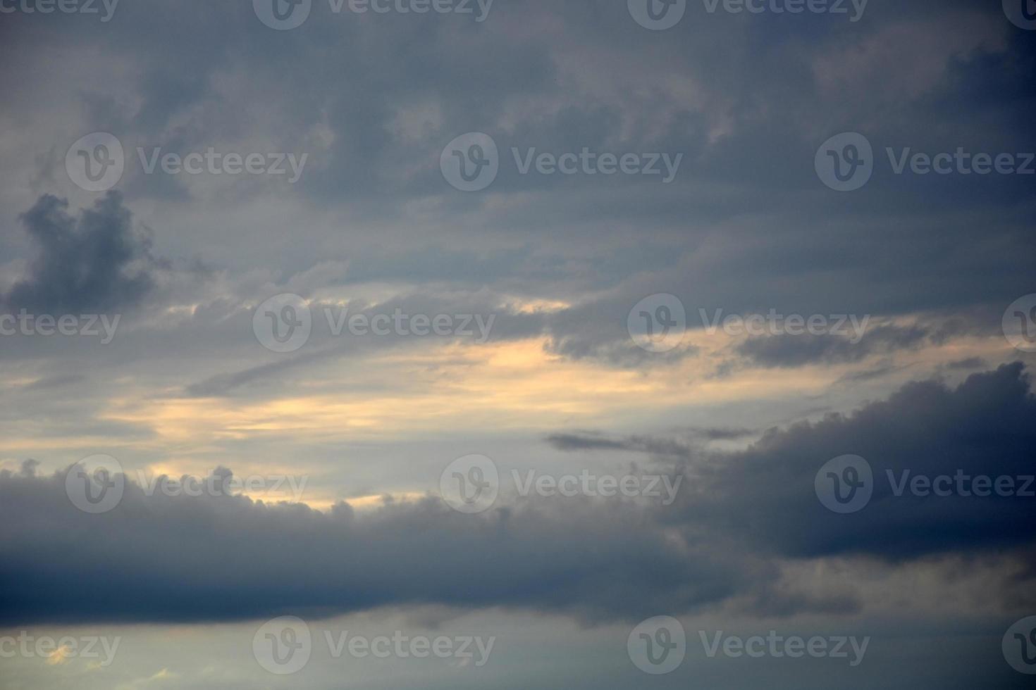 le ciel au coucher du soleil. nuages du ciel nocturne. photo