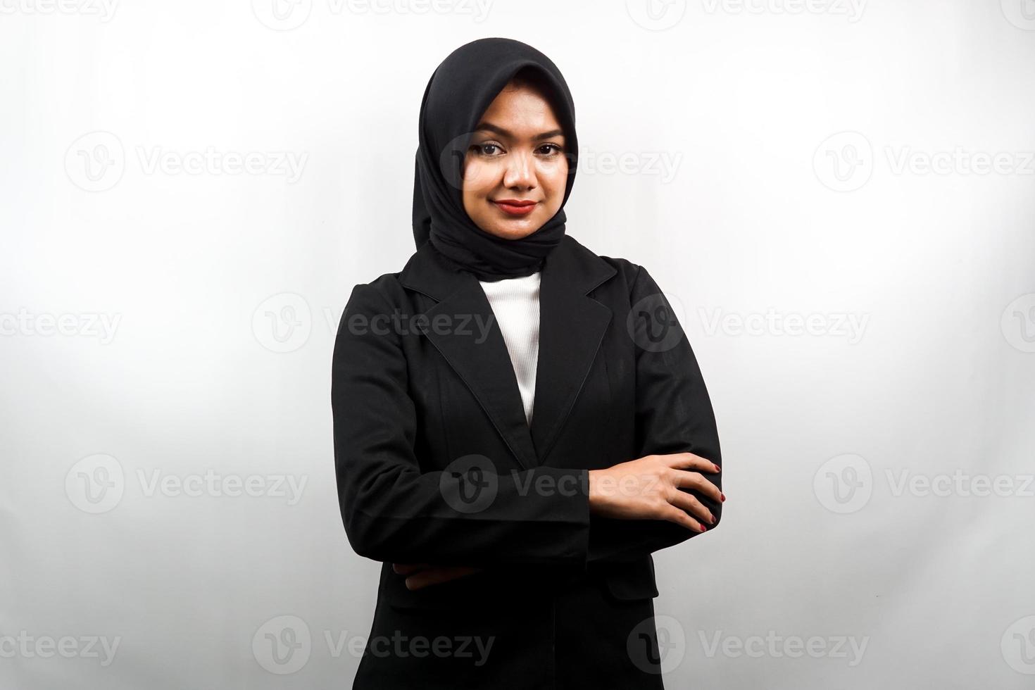 Belle jeune femme d'affaires musulmane asiatique souriant avec confiance avec les bras tendus face à la caméra isolé sur fond blanc photo