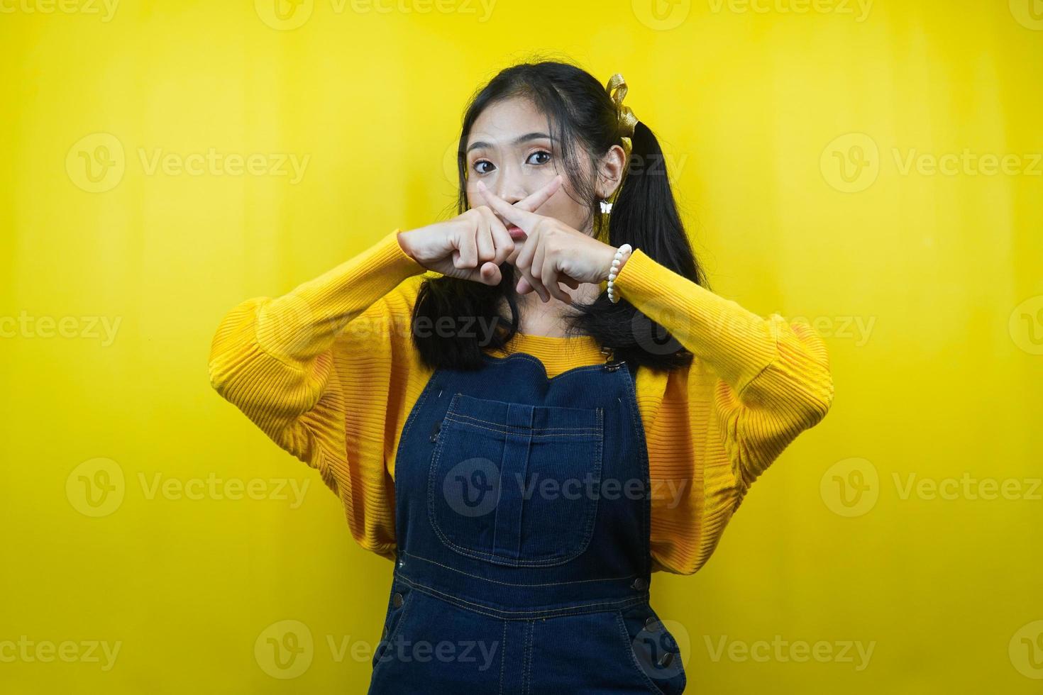 jolie et mignonne jeune femme avec les mains chut, les mains sur la bouche, ne fais pas de bruit, s'il te plaît, sois calme, isolée photo