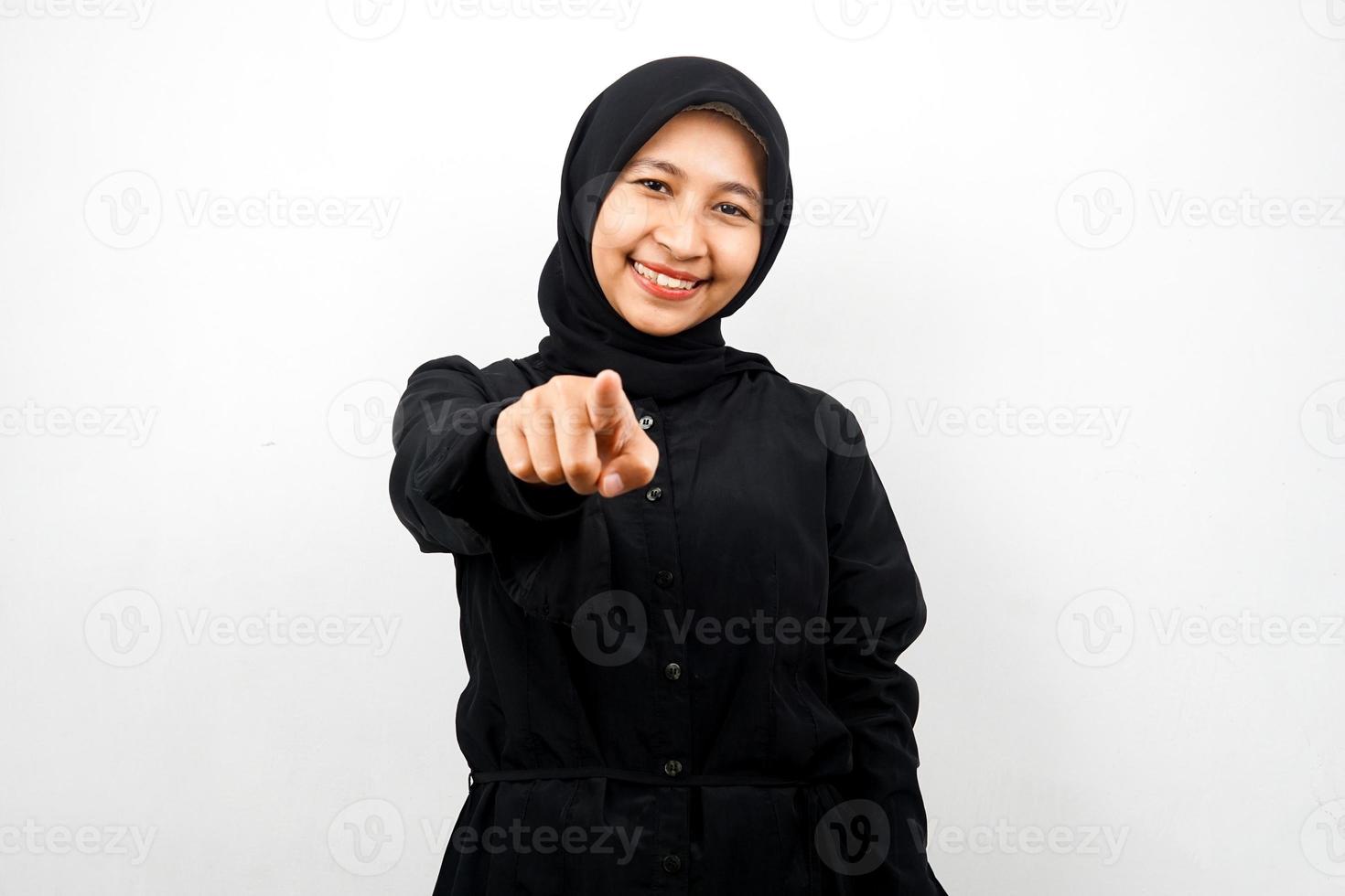 belle jeune femme musulmane asiatique avec les mains pointant vers la caméra, vous voulant, pointant vers vous, voulant être avec vous, souriante confiante, enthousiaste et joyeuse, face à la caméra, isolée photo