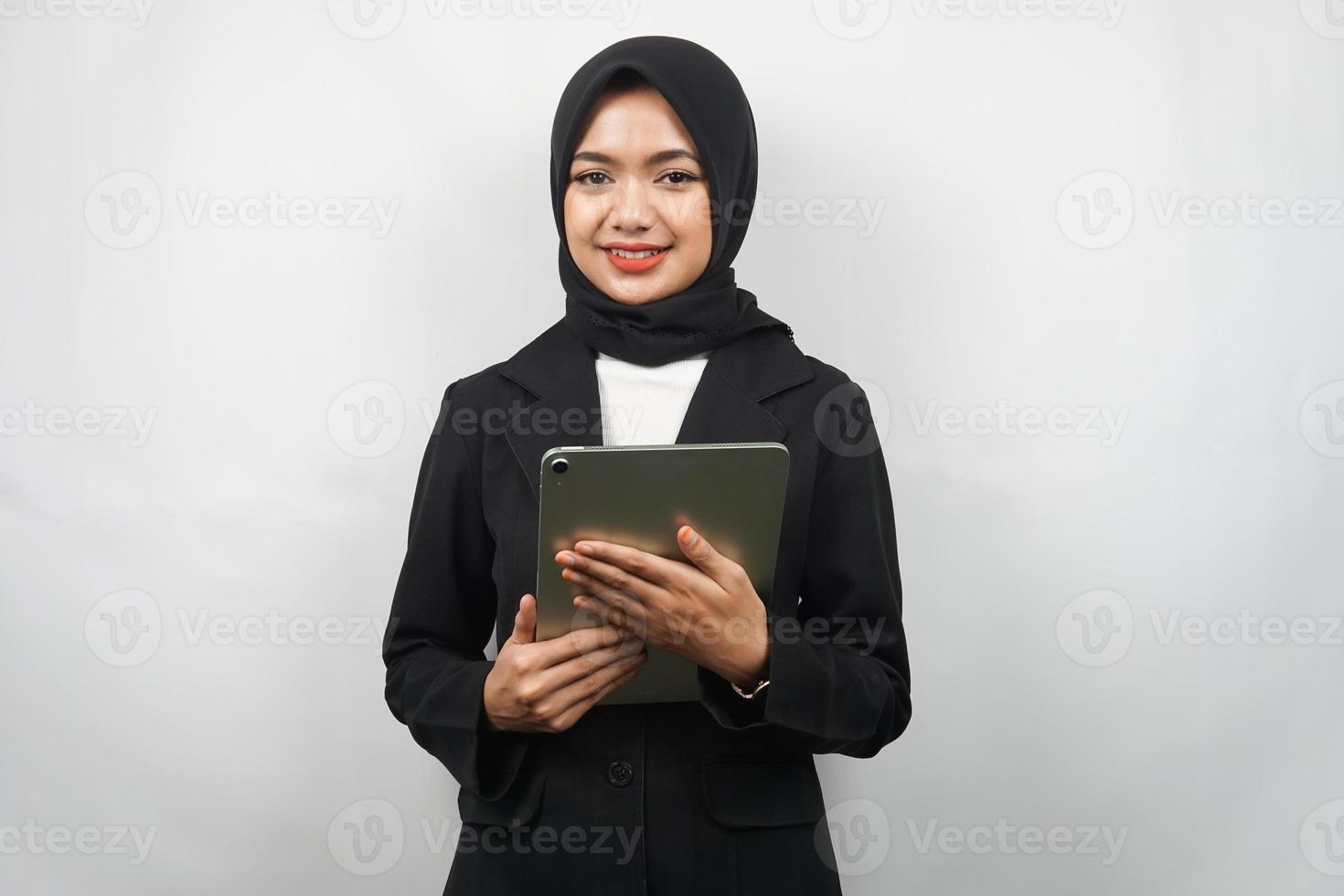 belle jeune femme d'affaires musulmane asiatique confiante et souriante, avec les mains tenant la tablette, le temps de travailler, le temps productif, isolé sur fond gris photo