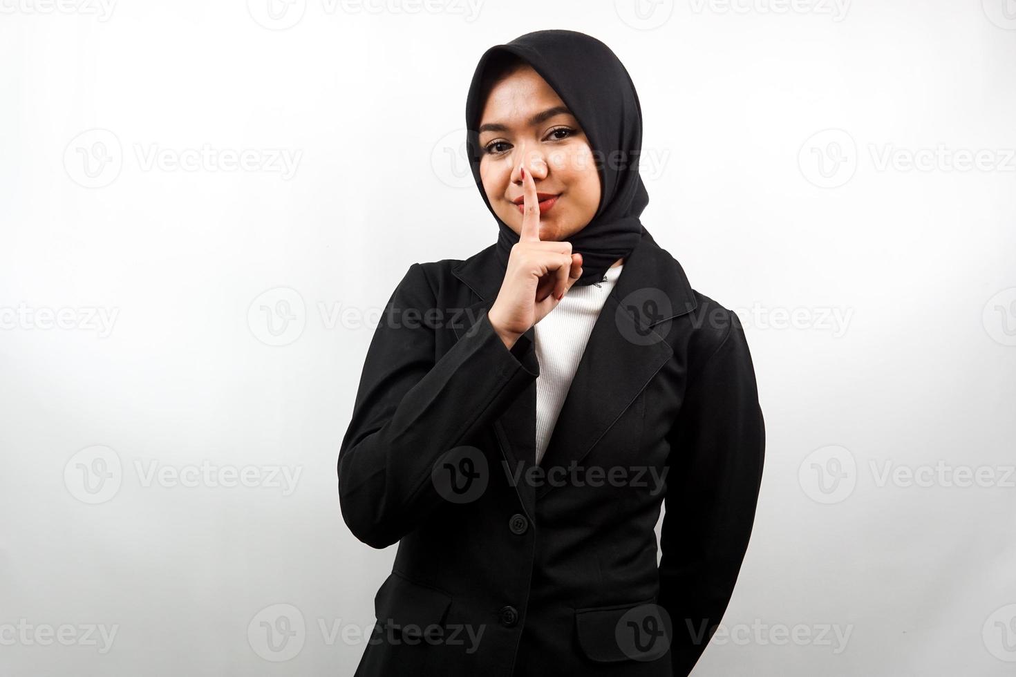 belle jeune femme d'affaires musulmane asiatique avec le doigt sur la bouche, disant de se taire, de ne pas faire de bruit, de baisser la voix, de ne pas parler, isolée sur fond blanc photo