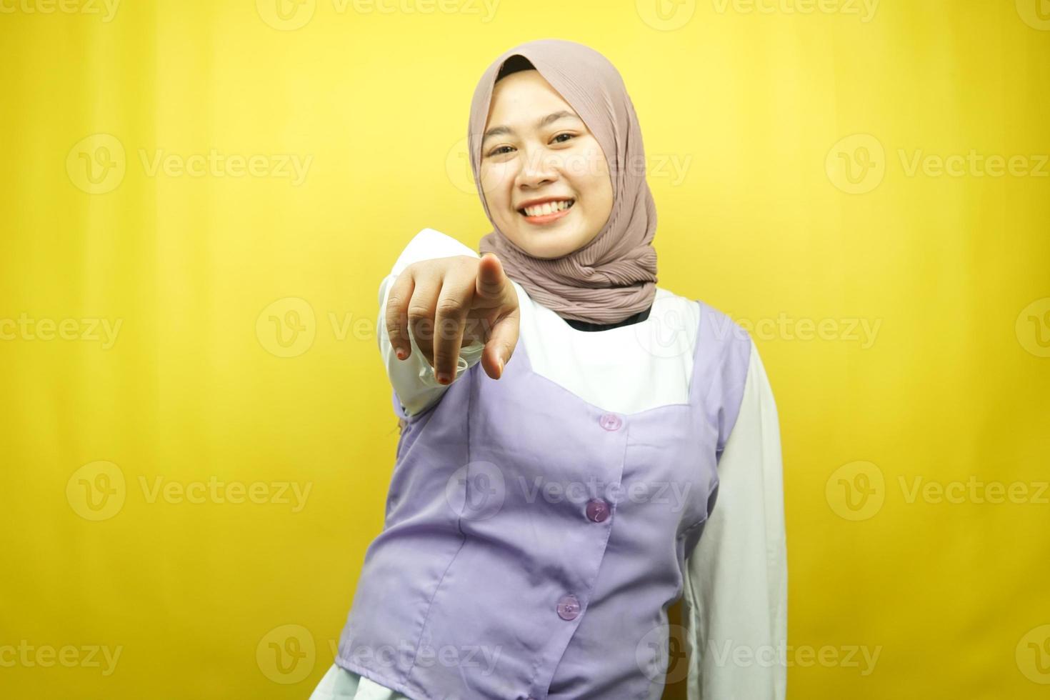 belle jeune femme musulmane asiatique avec les mains pointant vers la caméra, vous voulant, pointant vers vous, voulant être avec vous, souriante confiante, enthousiaste et joyeuse, face à la caméra, isolée photo