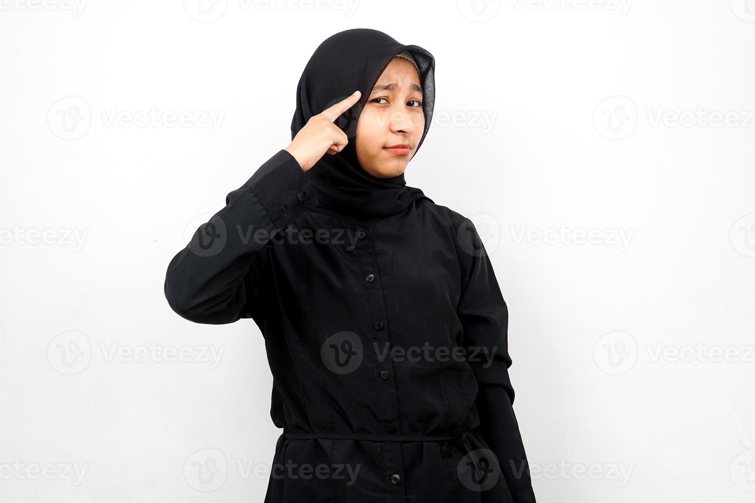 Belle jeune femme musulmane asiatique avec le doigt pointé sur la tête, pensant intelligemment, isolé sur fond blanc photo
