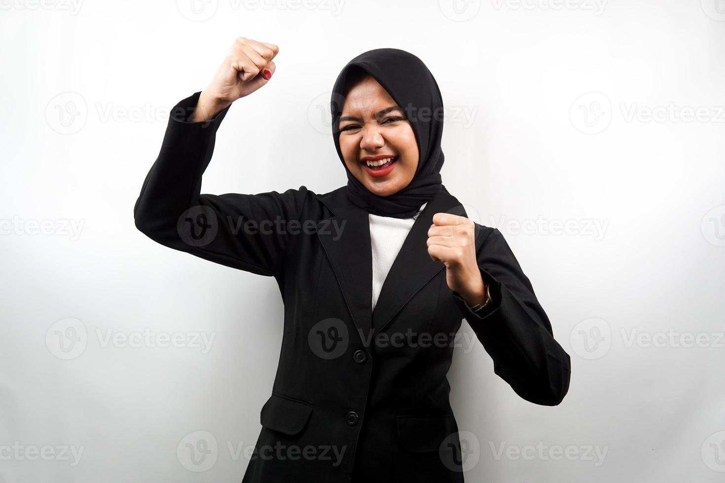 belle jeune femme d'affaires musulmane asiatique souriante confiante, enthousiaste et joyeuse avec les mains serrées, signe de succès, coups de poing, combats, pas peur, isolé sur fond blanc photo