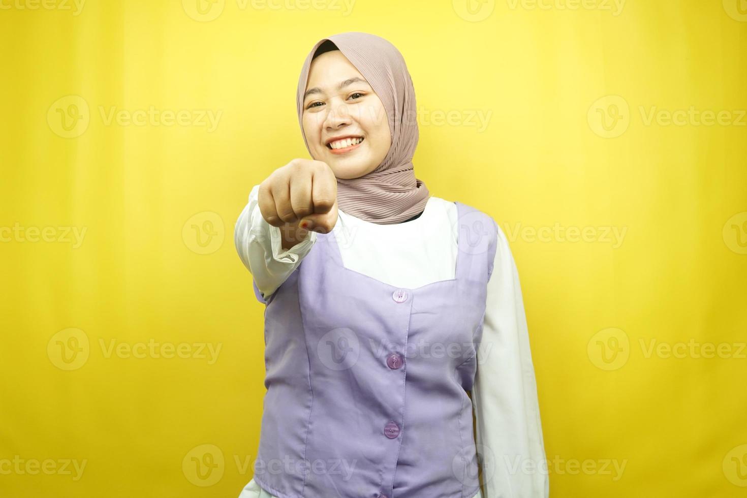 belle jeune femme musulmane asiatique souriante confiante, enthousiaste et joyeuse avec les poings serrés à la caméra, coups de poing, combats, coopération, yeux brillants, regardant la caméra isolée photo