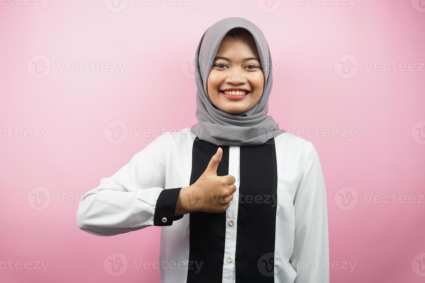 belle jeune femme musulmane asiatique avec les pouces vers le haut, signe ok, bon travail, succès, félicitations, victoire, souriant confiant, enthousiaste et joyeux, regardant la caméra isolée photo