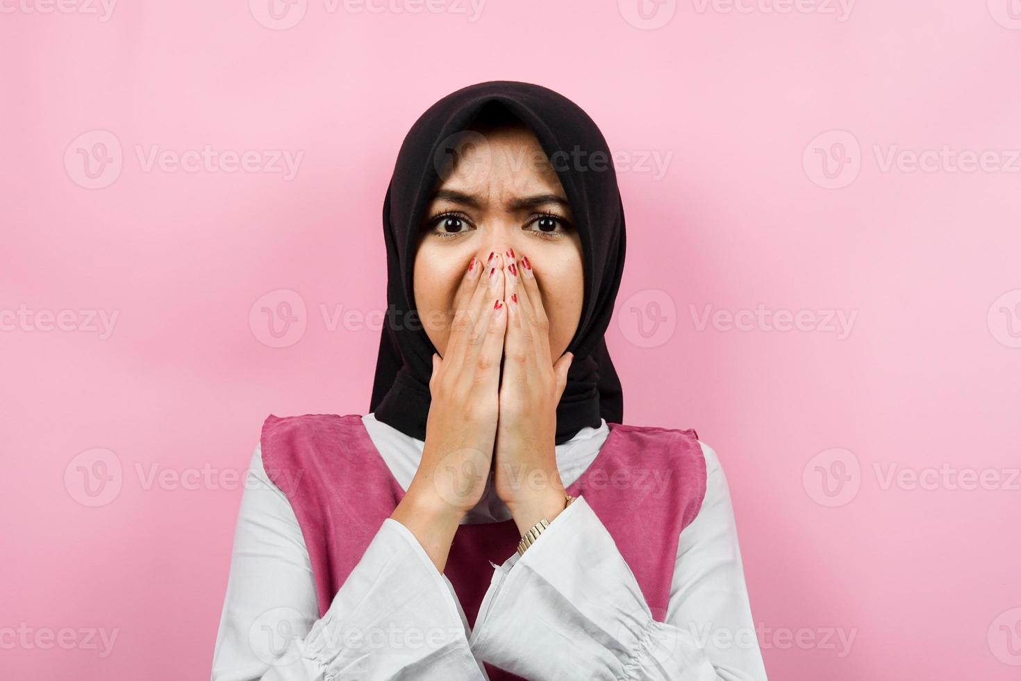 gros plan sur une belle jeune femme musulmane paniquée, choquée, surprise, isolée photo