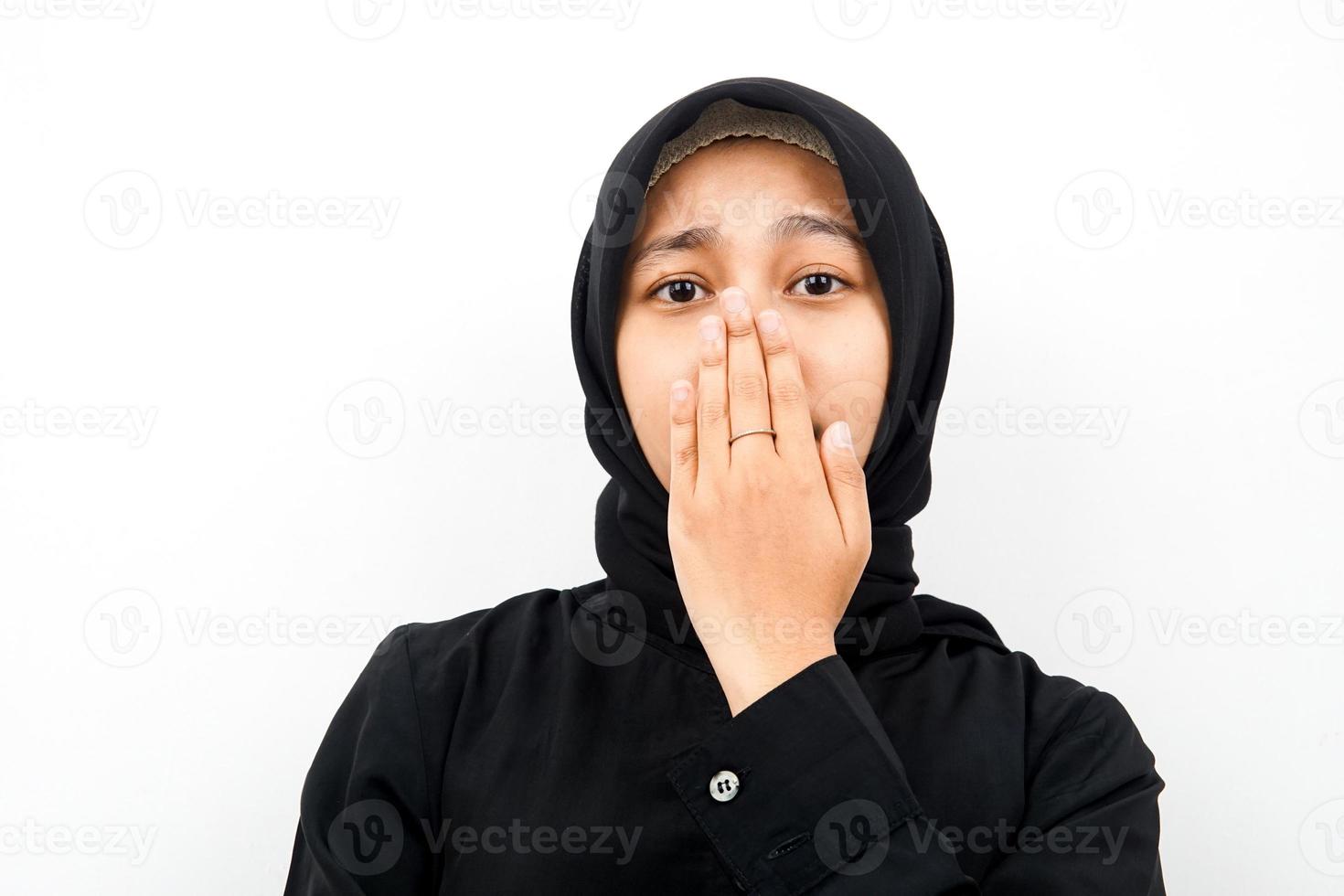 gros plan de la belle jeune femme musulmane oups, tais-toi, isolé photo