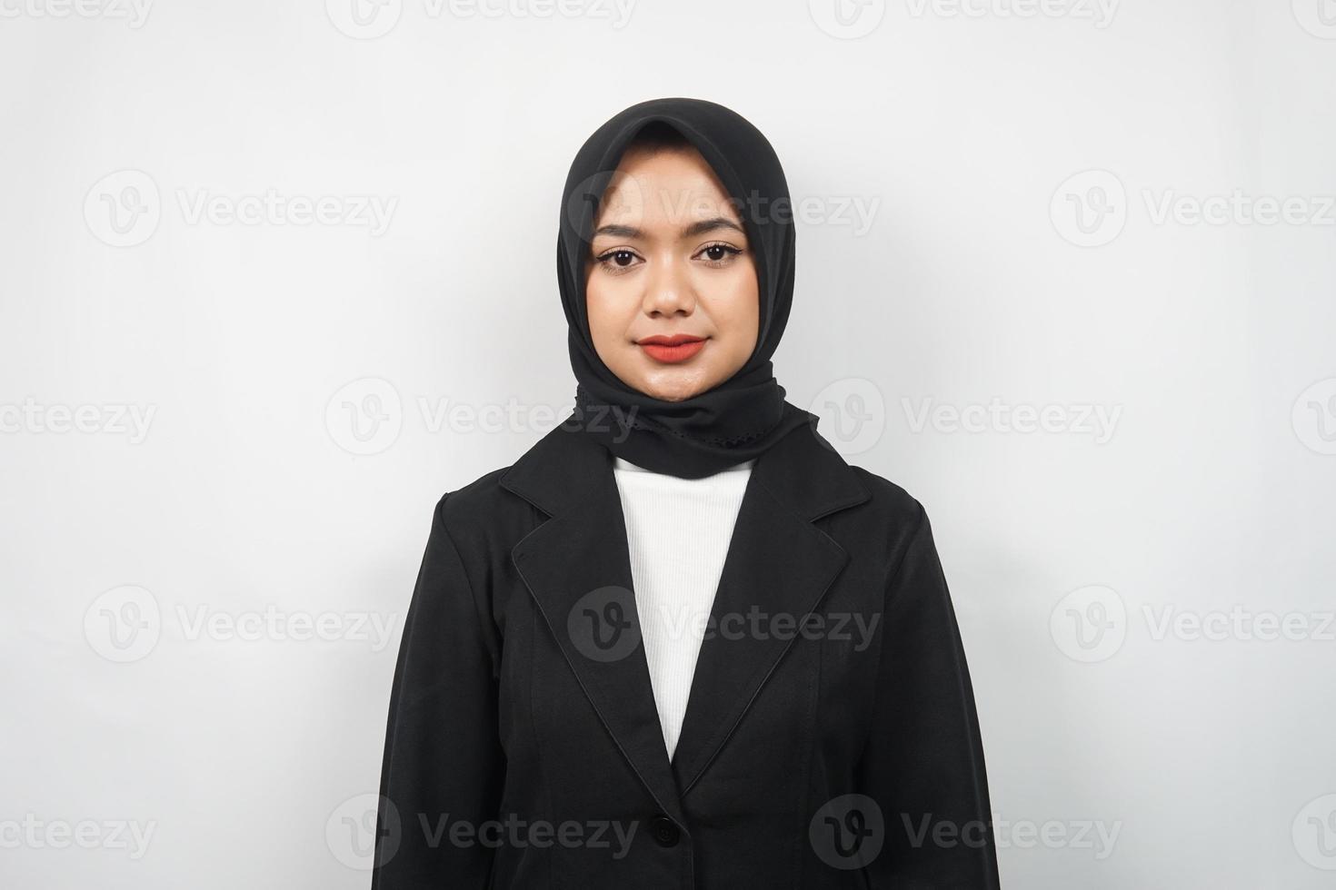 Belle jeune femme d'affaires musulmane asiatique isolée sur fond gris photo
