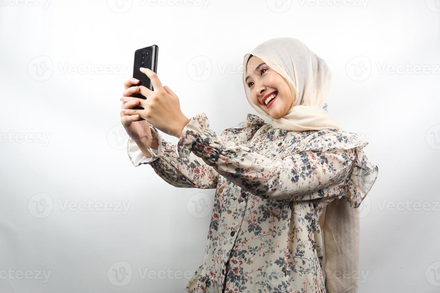 belle jeune femme d'affaires musulmane asiatique joyeuse, confiante et passionnée, prenant selfie, isolée sur fond blanc photo