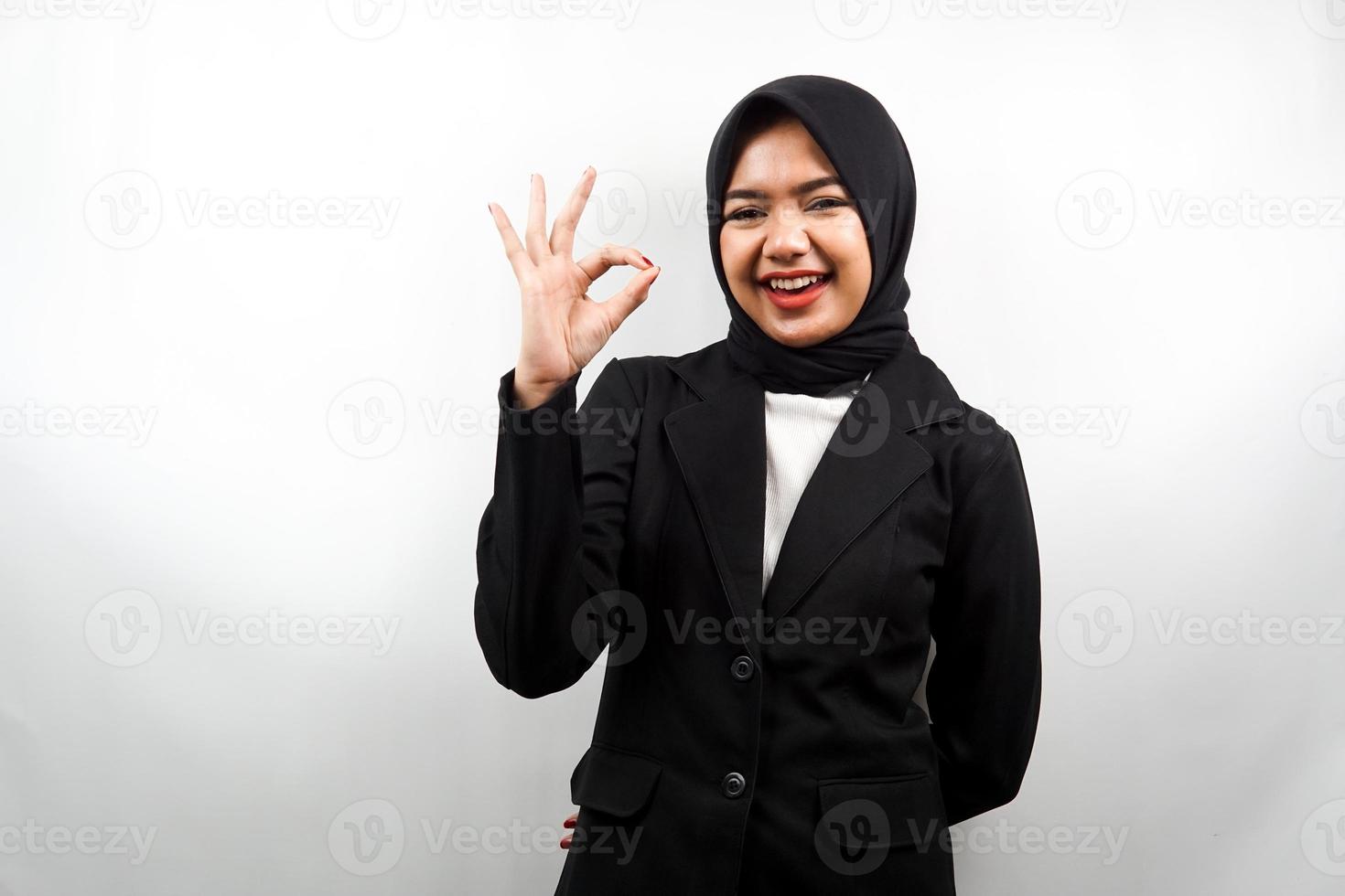 belle jeune femme d'affaires musulmane asiatique avec les mains montrant le signe ok, bon travail, succès, victoire, isolé sur fond blanc photo