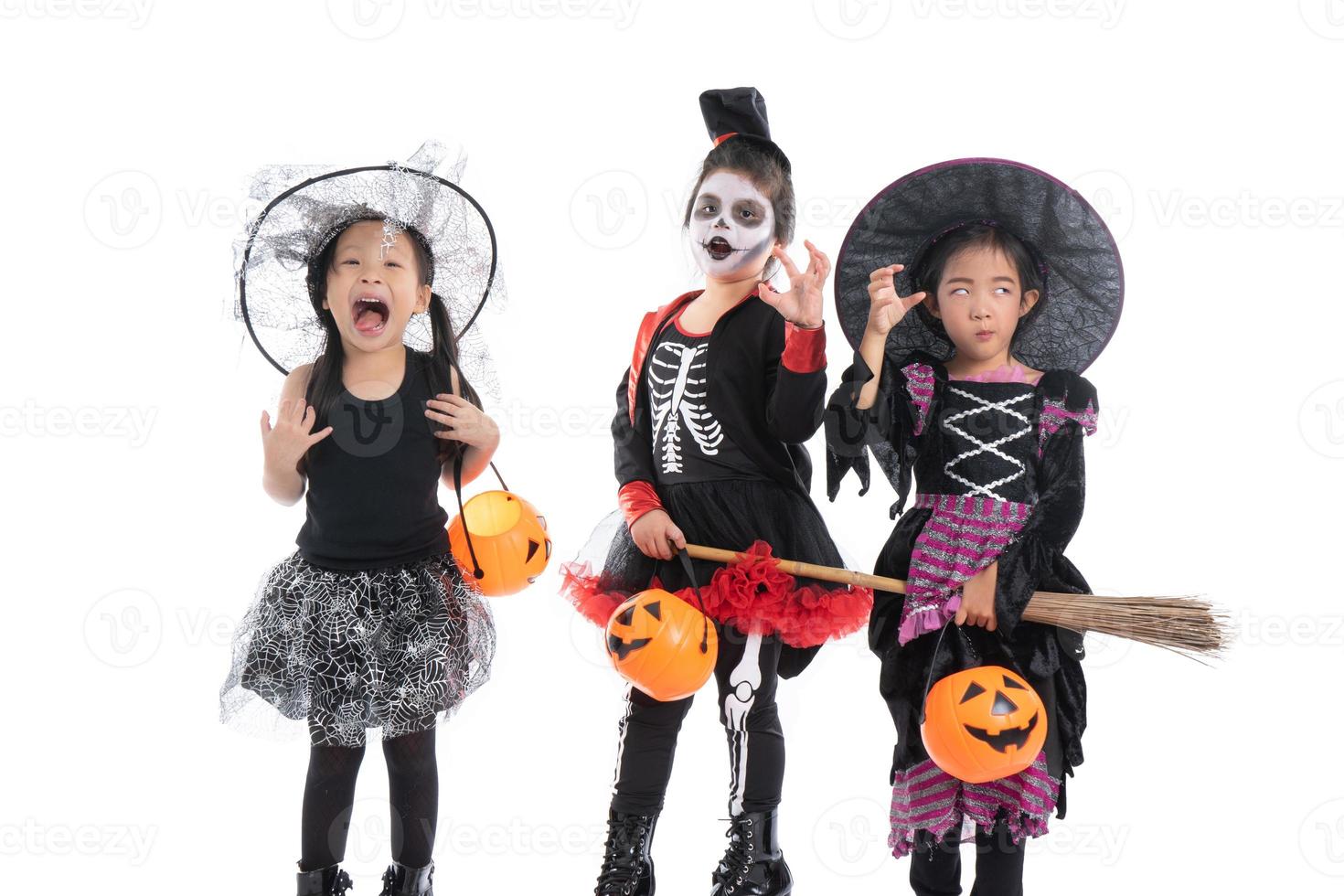 Groupe de portrait de petites filles en costume d'halloween et de carnaval isolé sur fond blanc photo