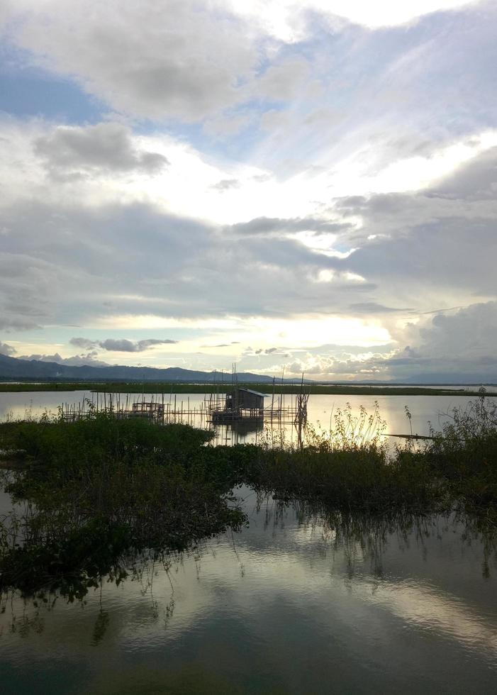 une vue sur le lac limboto dans l'après-midi. photo