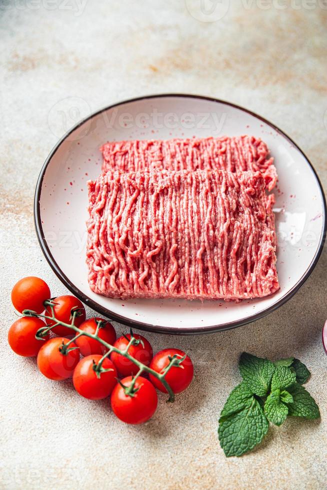 viande hachée crue farce d'agneau, porc, farine de boeuf photo