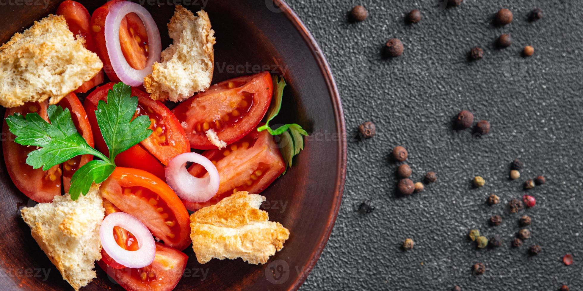 pain sec de salade de panzanella, nourriture végétarienne de tomate photo