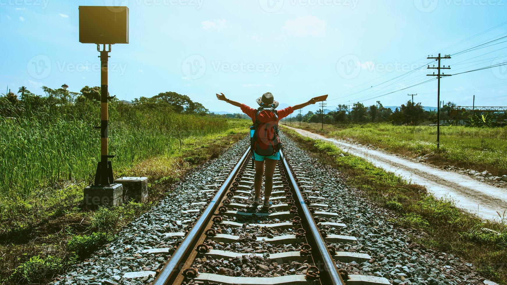 les femmes asiatiques voyagent à la campagne. voyager se détendre. sac à dos voyage. marcher sur le chemin de fer. Thaïlande photo