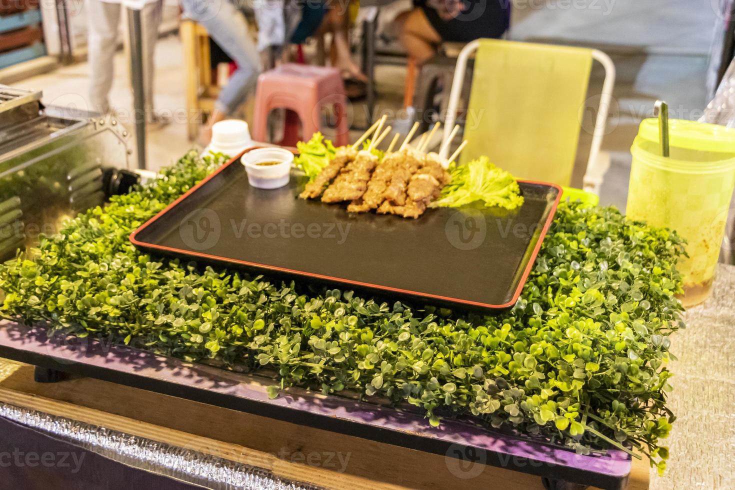 brochettes de poulet thai night market street food à bangkok, thaïlande. photo