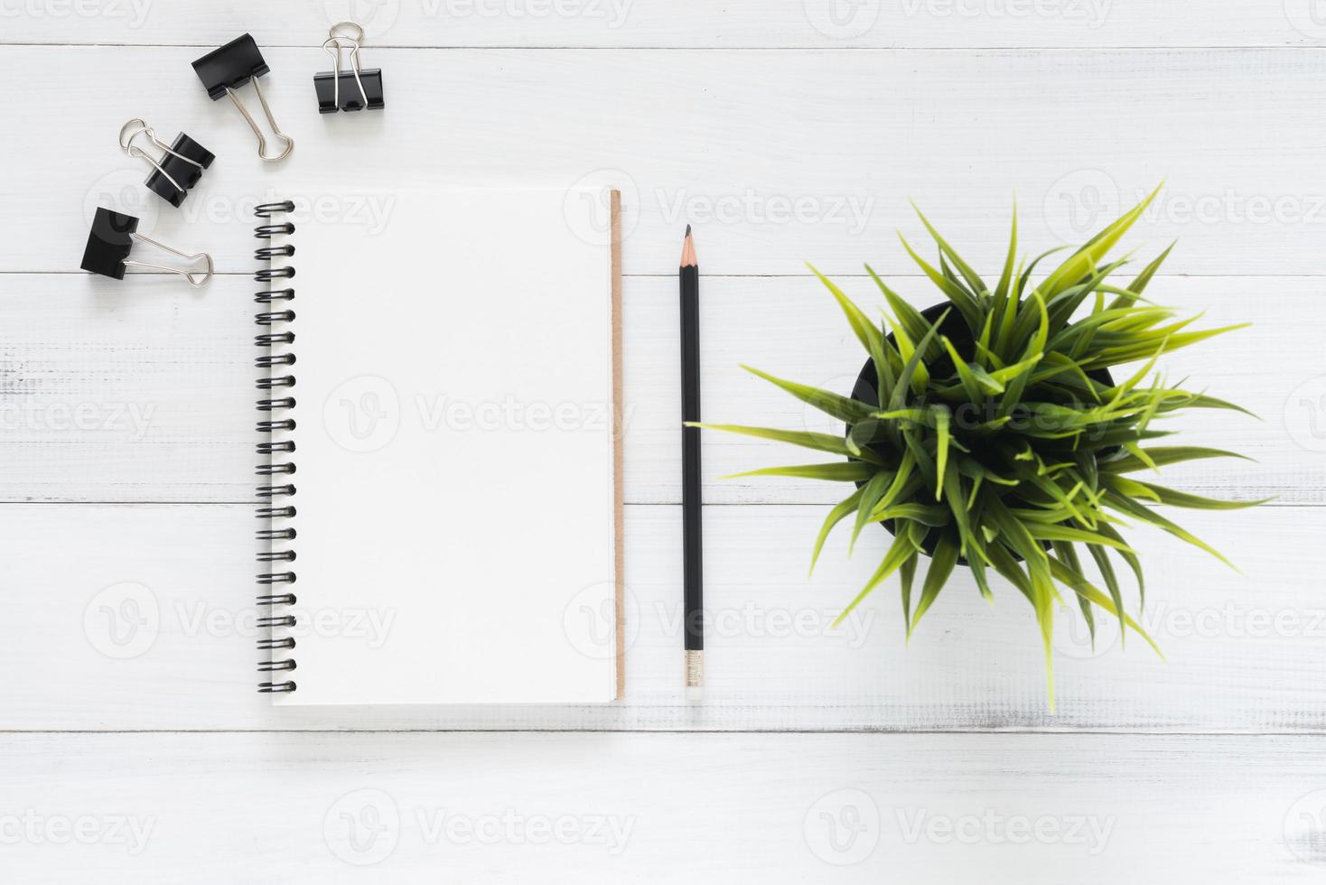 espace de travail minimal - photo créative à plat du bureau de l'espace de travail. fond de table en bois de bureau blanc avec maquettes de cahiers et crayon et plante. vue de dessus avec espace de copie, photographie à plat