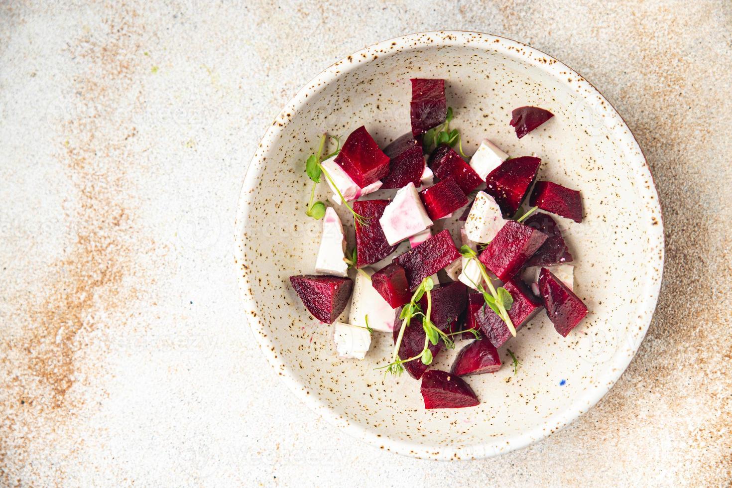 salade de betteraves rouges et feta au fromage, repas sain de betteraves photo