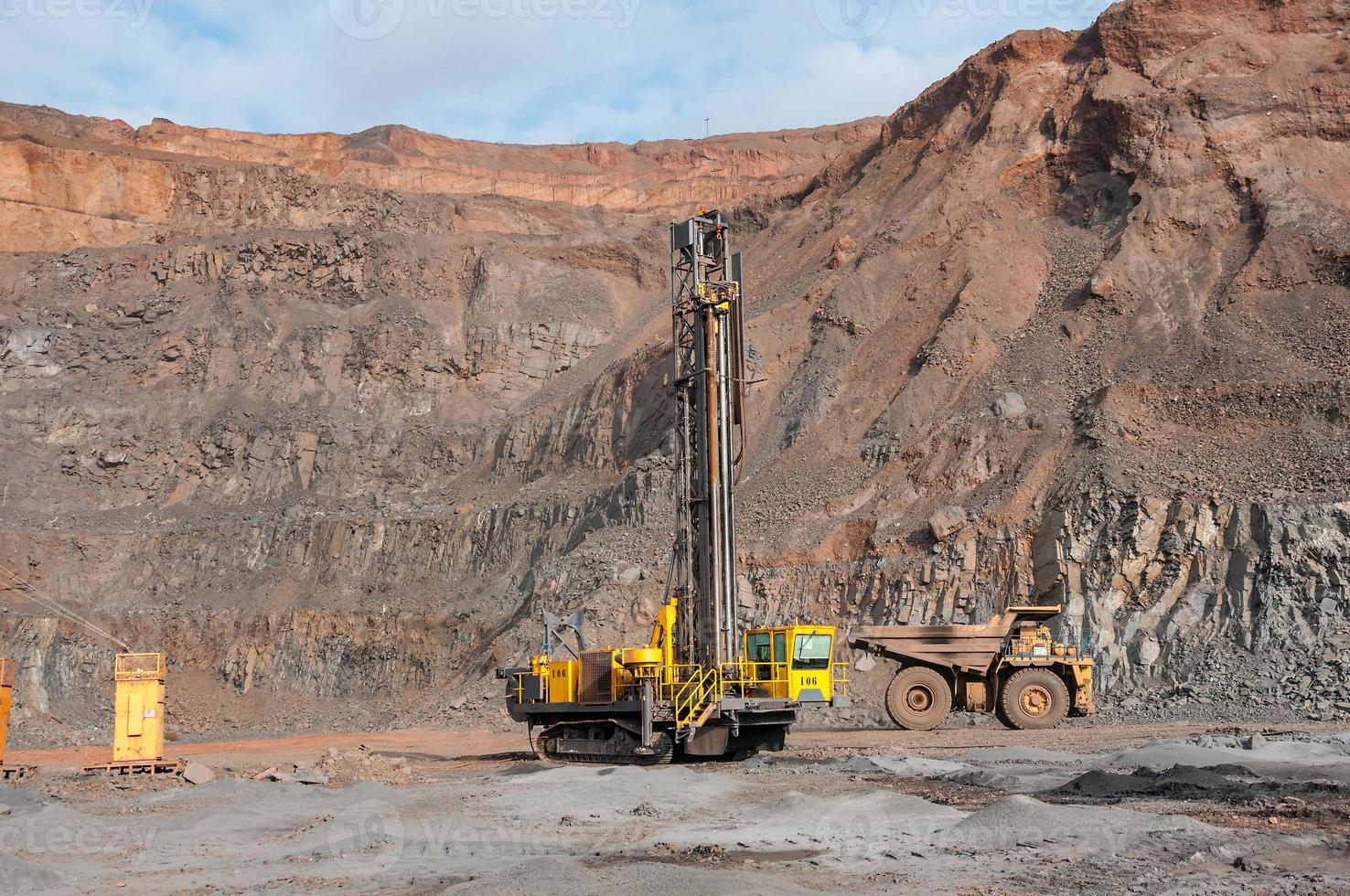 Les camions à benne basculante de la mine à ciel ouvert conduisent seuls la zone industrielle de la carrière de minerai de fer photo
