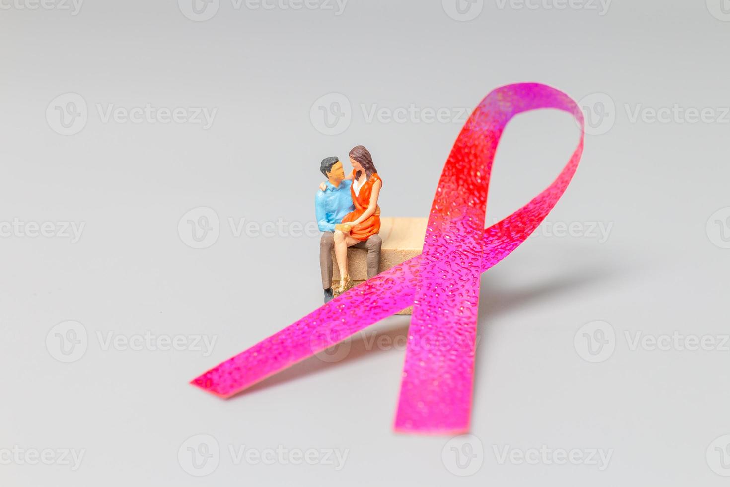 couple debout devant un ruban, concept de la journée mondiale du cancer photo