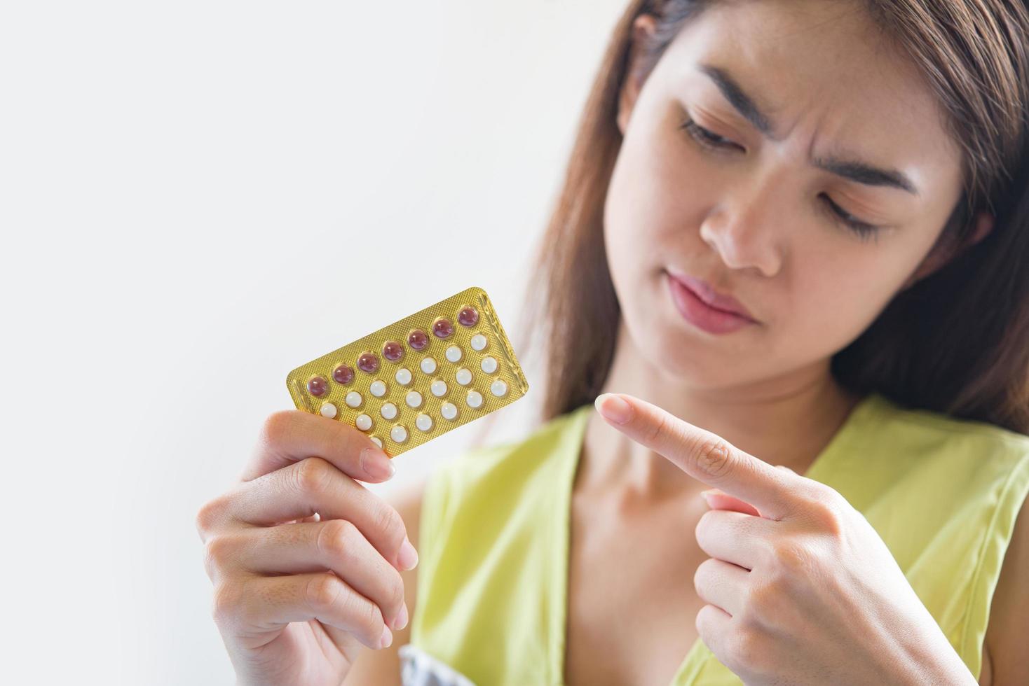 femme main tenant un panneau contraceptif empêcher la grossesse photo