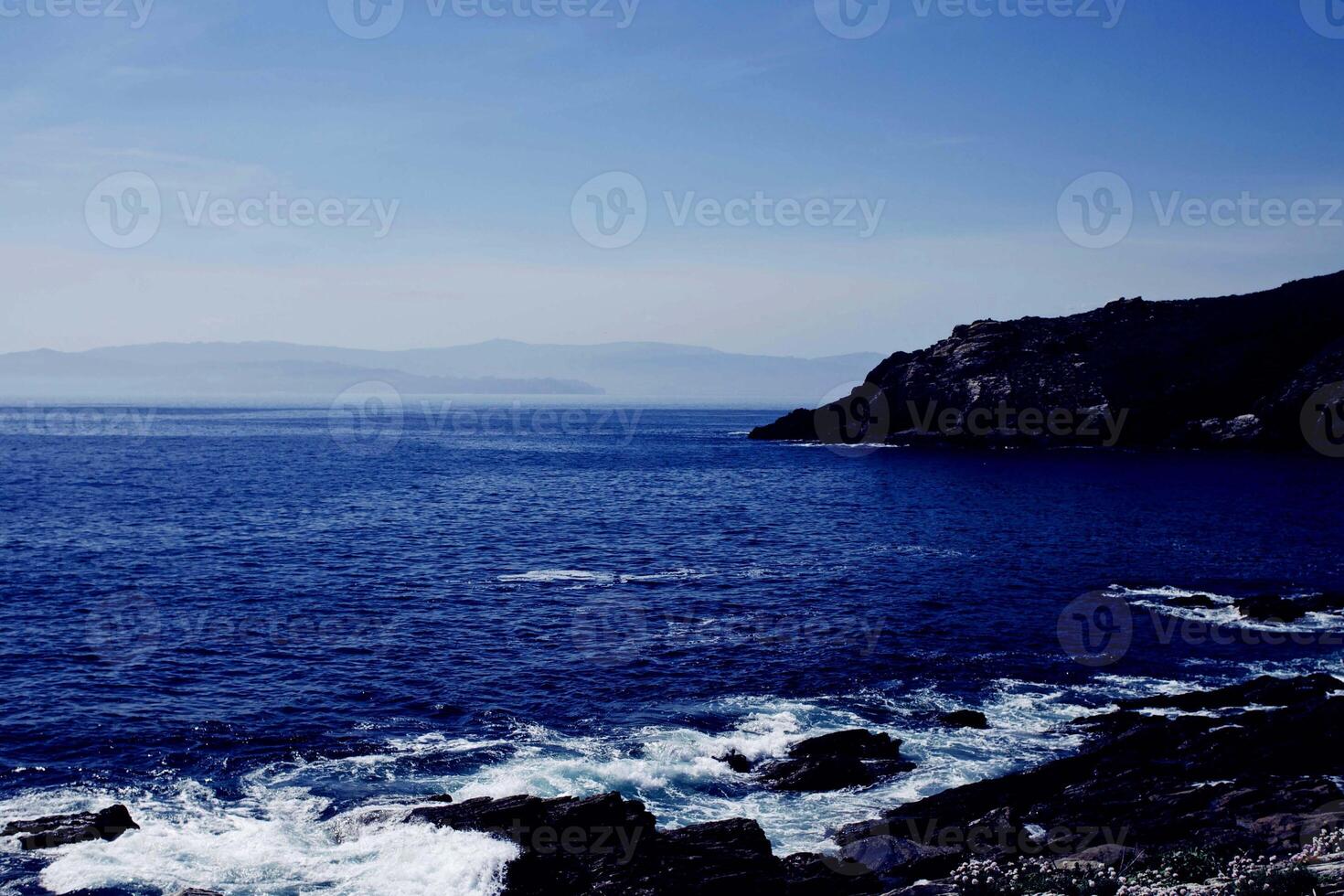 vert et bleu de la mer et bleu ciel belle mer et coucher de soleil avec un grand soleil jaune sous les collines de la surface de la mer en arrière-plan. photo