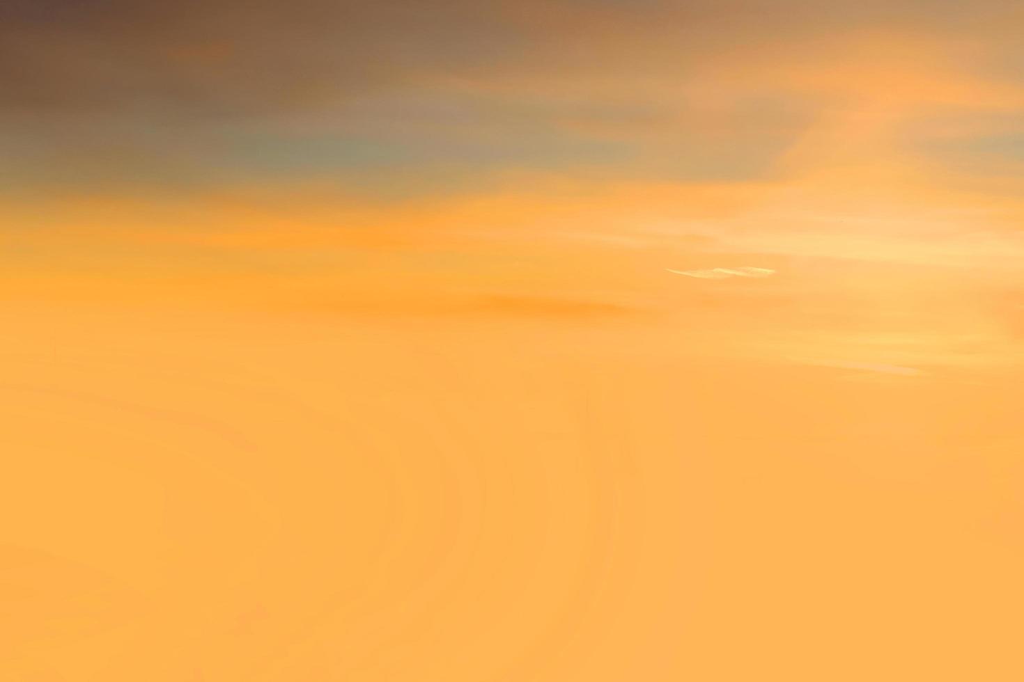 coucher de soleil et nuage orange et ciel d'aube bleu avec effet de mouvement de lignes horizontales de nuage sur fond de soleil. photo