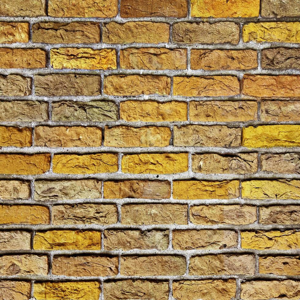 Brique de mur de couleur jaune clair abstrait grunge avec texture vieillie en détresse et peinture au pinceau photo