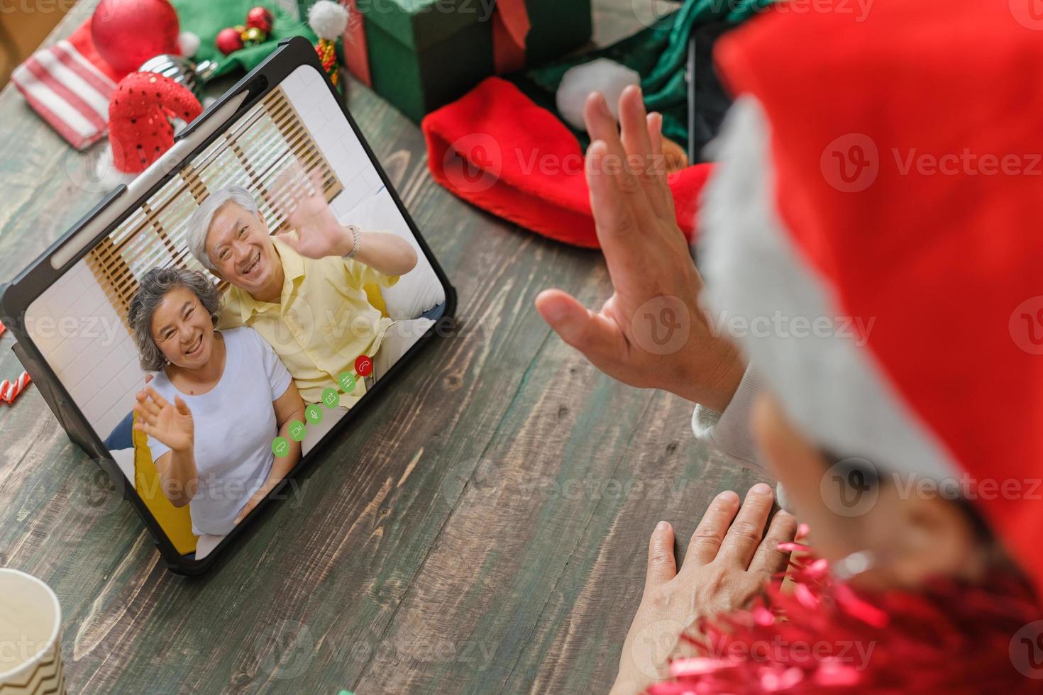 appel vidéo noël et nouvel an avec famille avec tablette ensemble à la maison photo