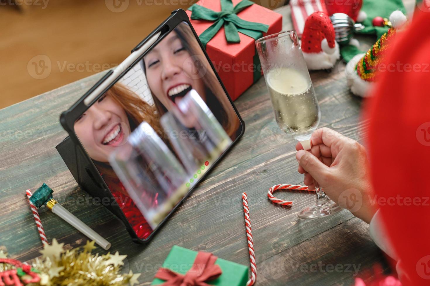 Appel vidéo de fête de Noël avec des amis et grillage de champagne ensemble à la maison photo