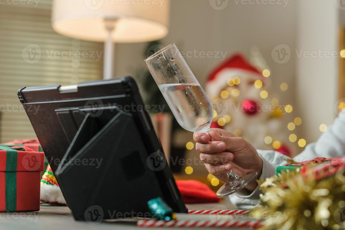 femme asiatique grillant du champagne célébrer le nouvel an et la fête de noël des amis d'appel vidéo à la maison photo