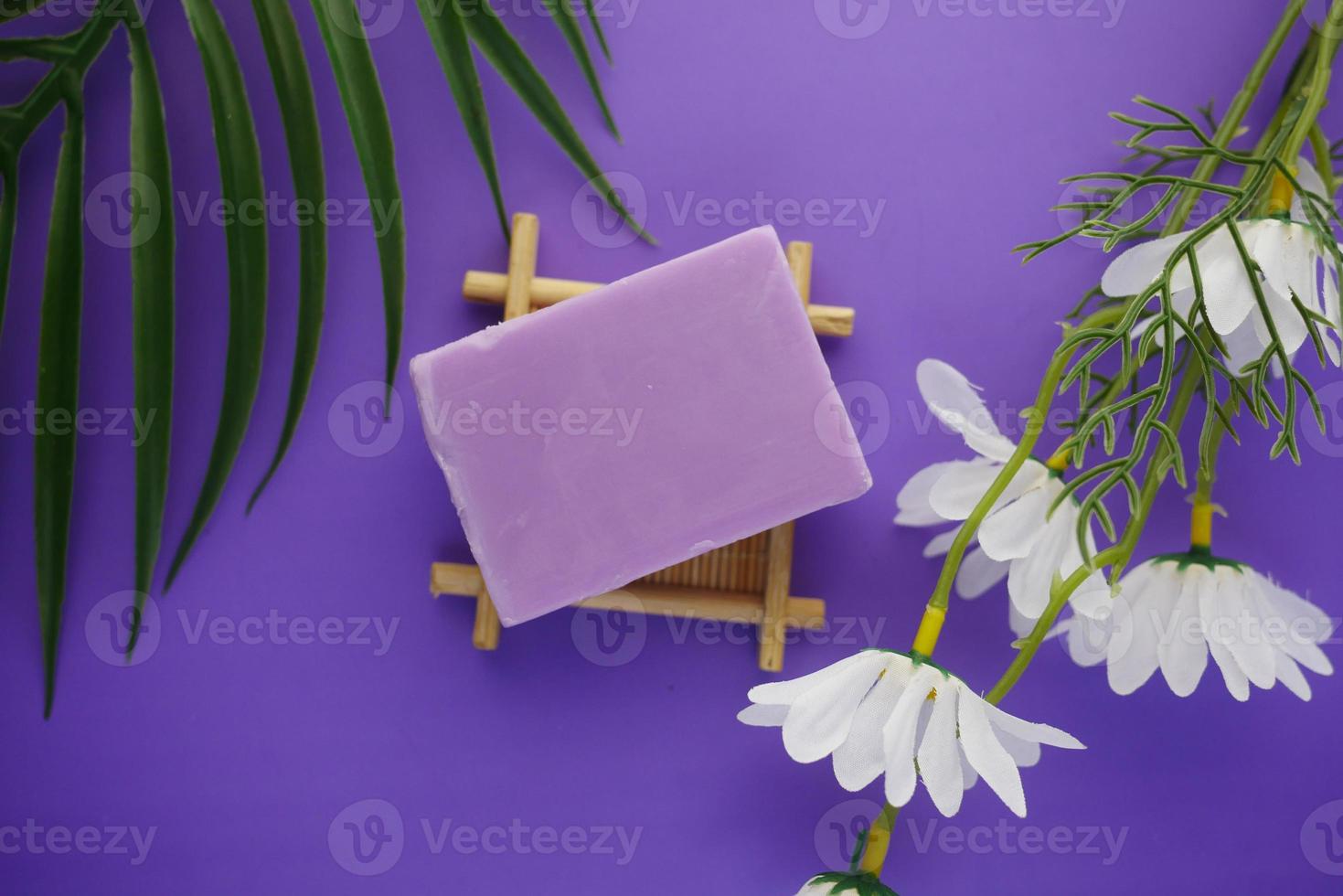 barre de savon naturel fait maison sur fond violet photo