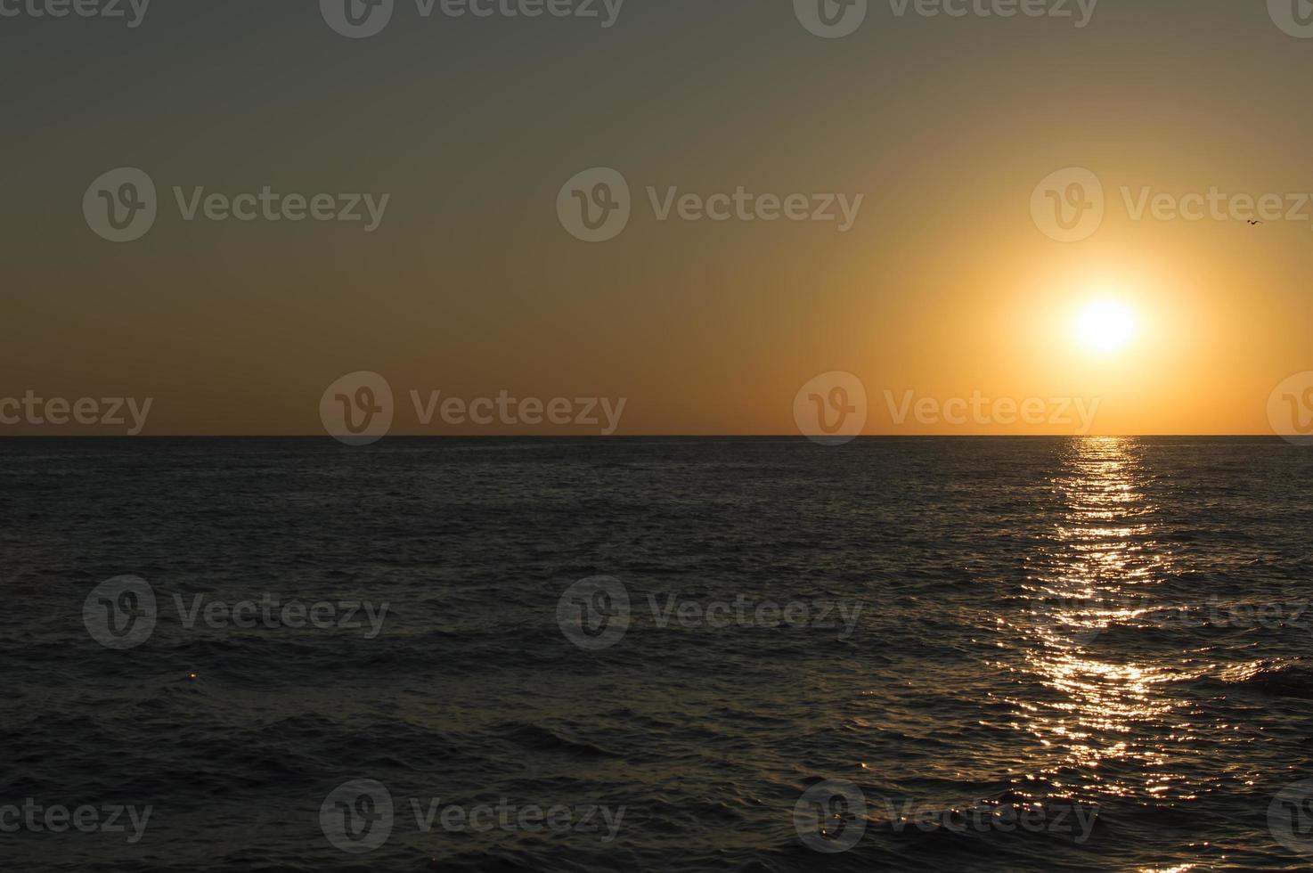 paysage. un coucher de soleil ensoleillé au bord de la mer. photo