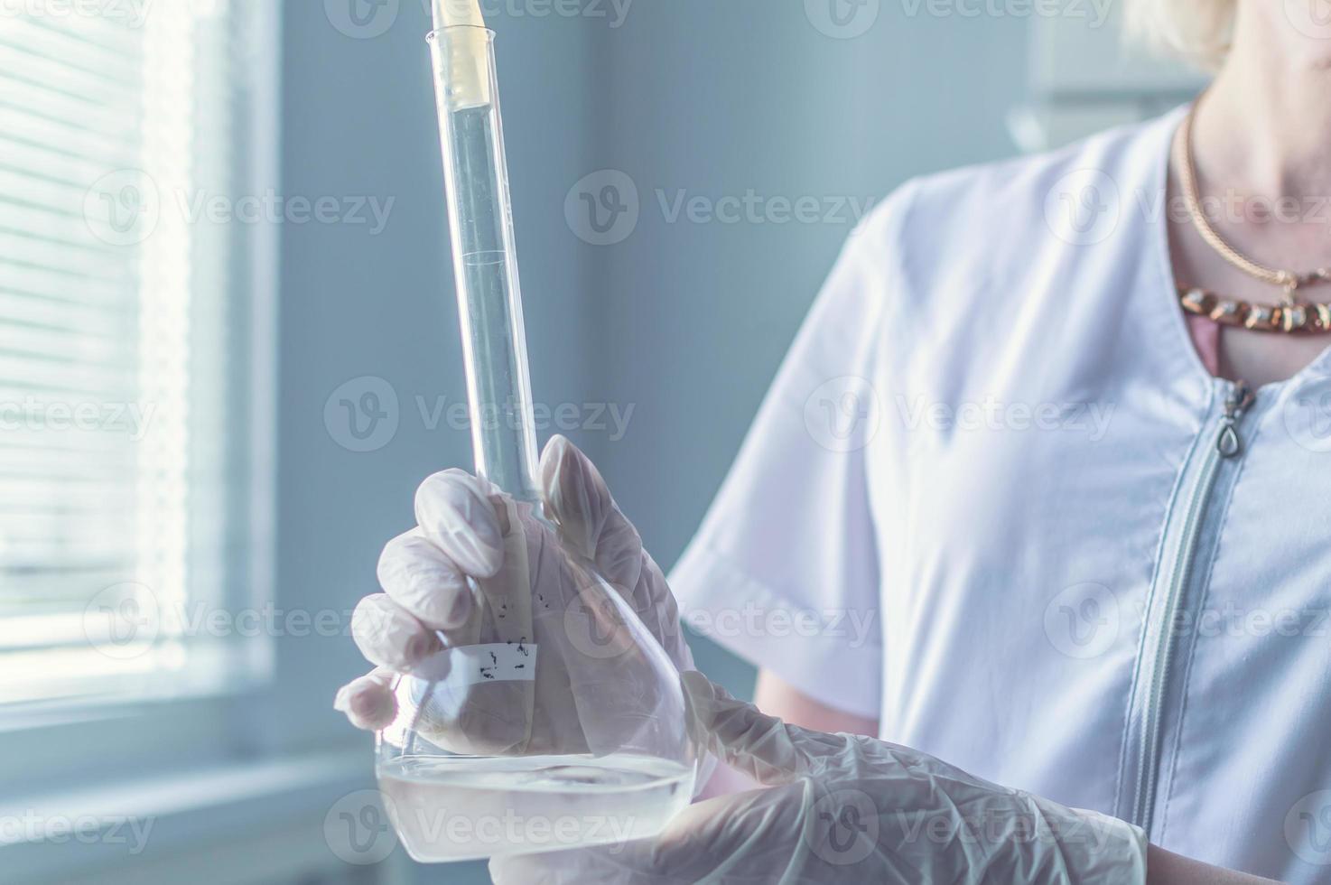 mains avec des tubes à essai dans le laboratoire photo