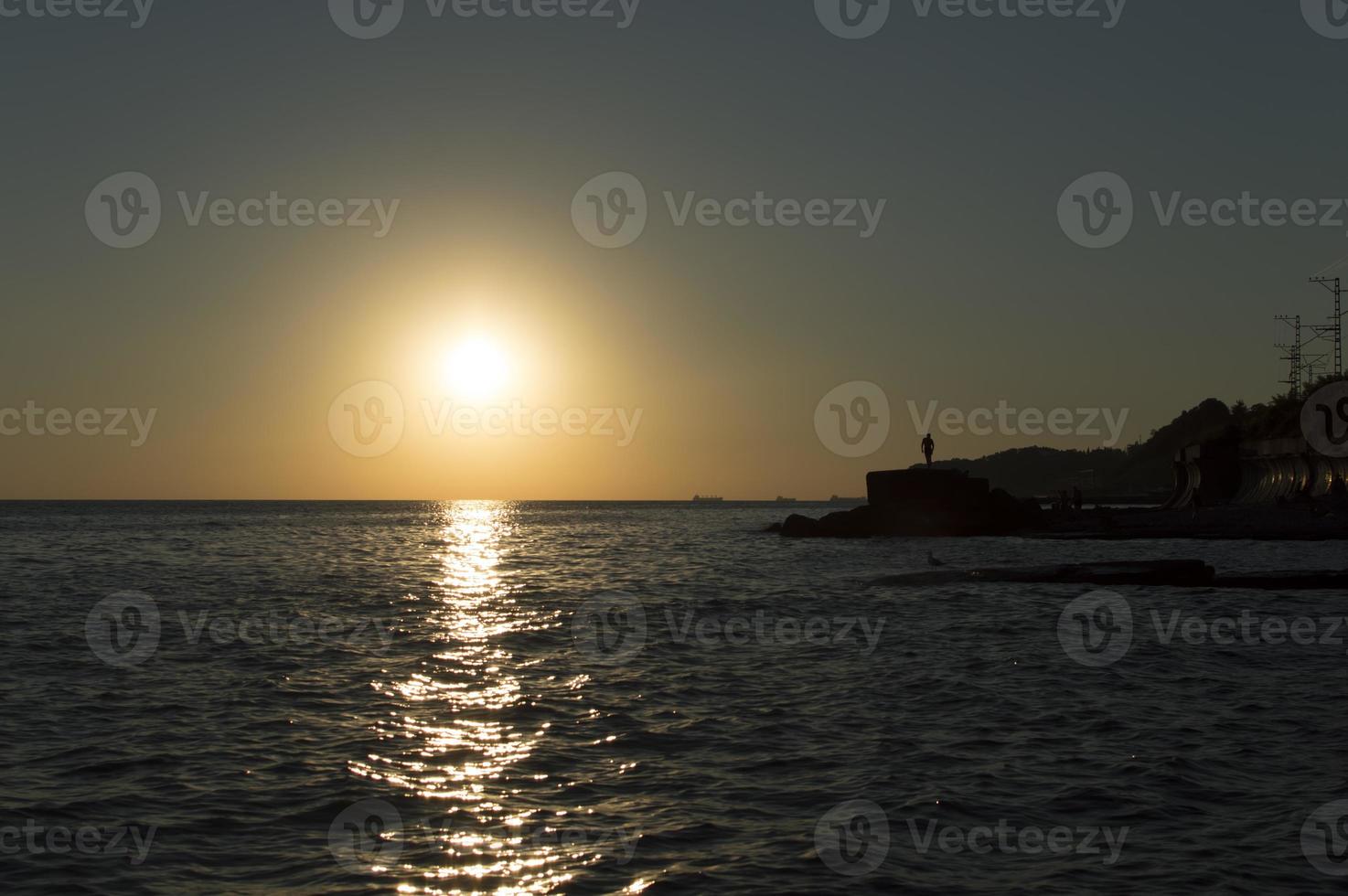 paysage. un coucher de soleil ensoleillé au bord de la mer. photo