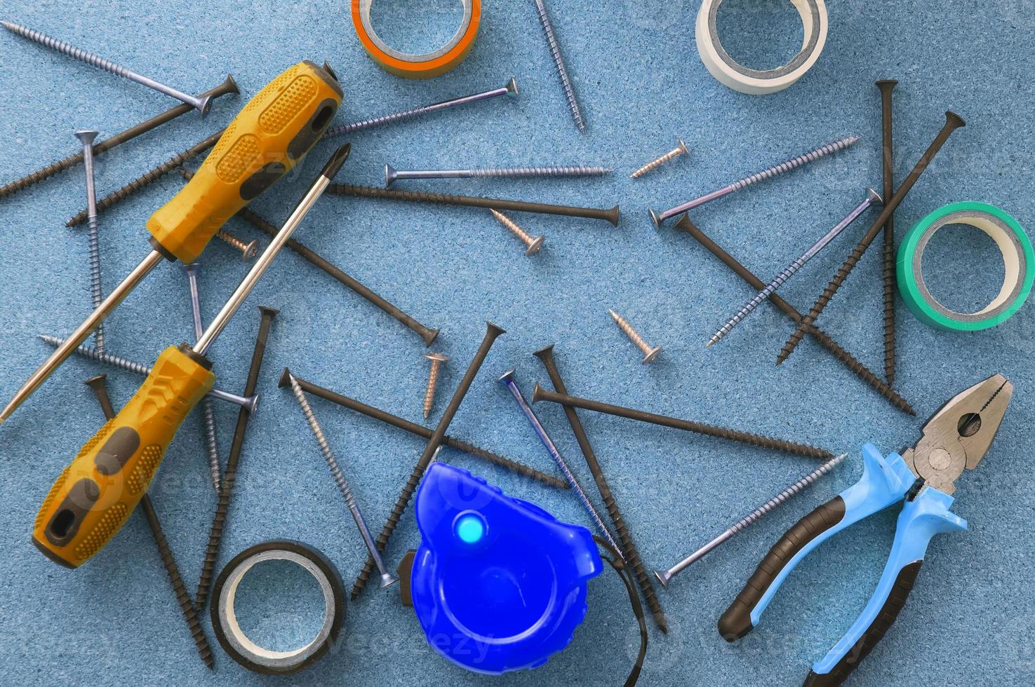 travail des hommes. les outils de réparation sont sur la table. le concept de travaux ménagers, atelier. photo